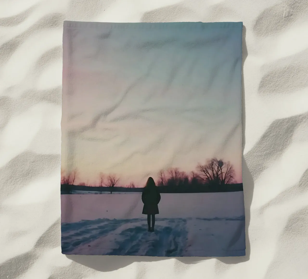 sagoma di una ragazza in piedi in un campo di neve telo mare da serinae