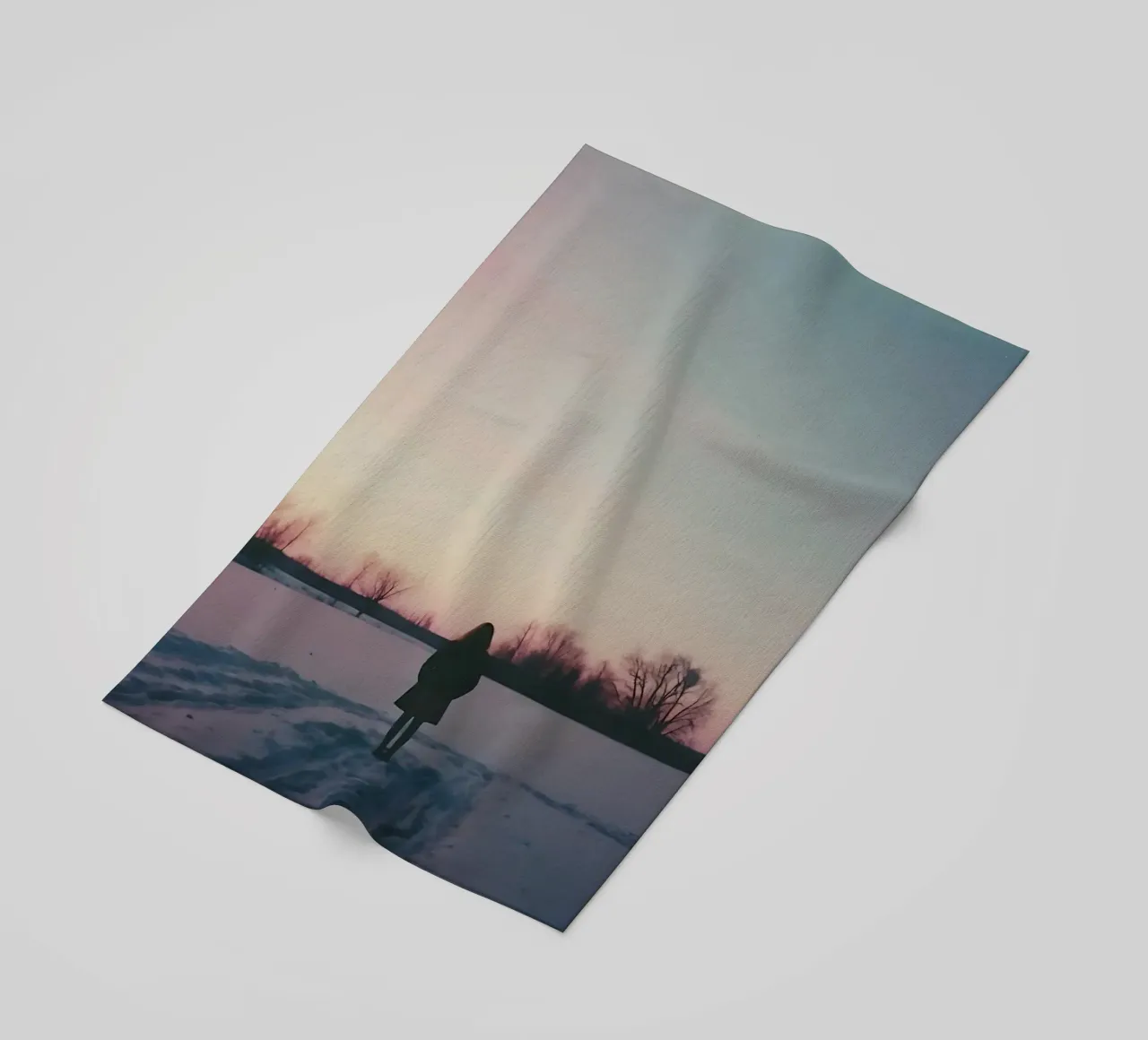 sagoma di una ragazza in piedi in un campo di neve telo mare da serinae