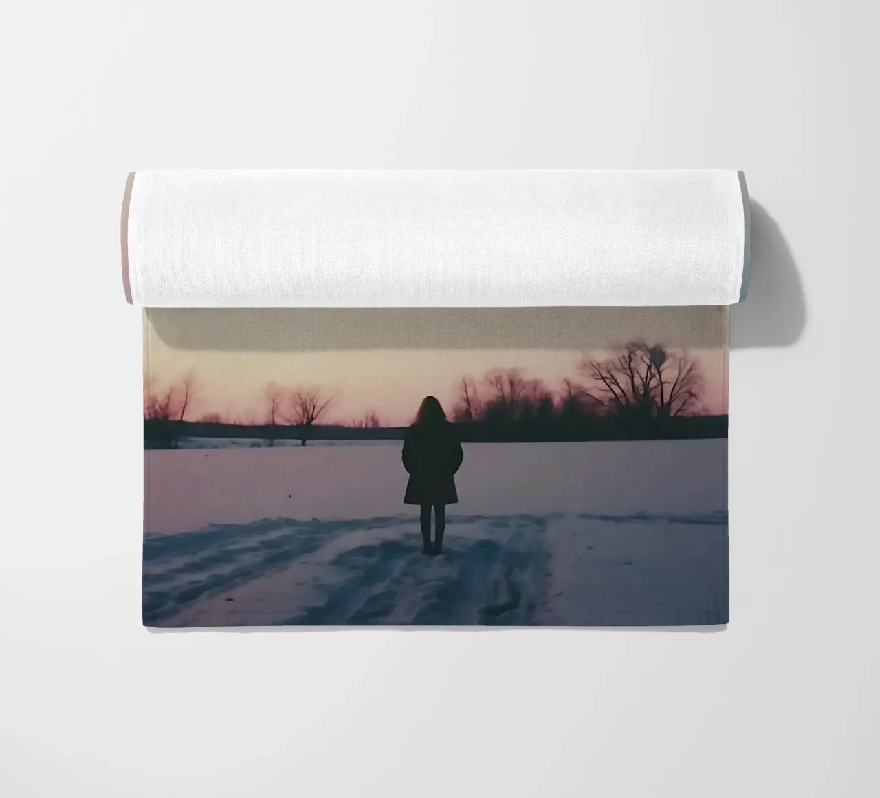 sagoma di una ragazza in piedi in un campo di neve telo mare da serinae