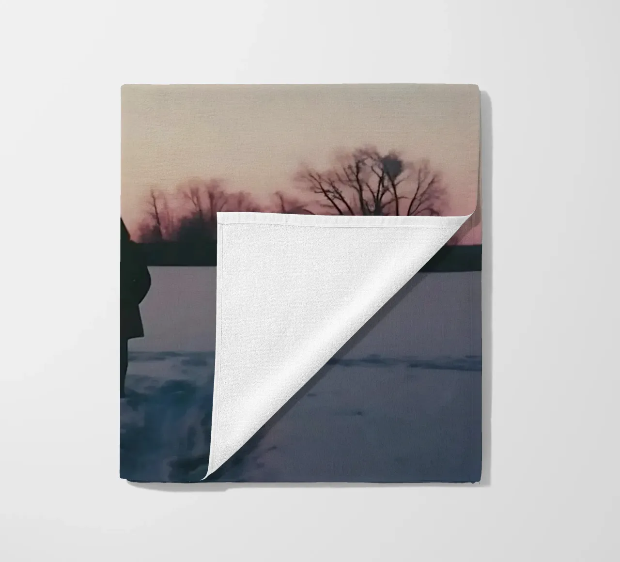 sagoma di una ragazza in piedi in un campo di neve telo mare da serinae