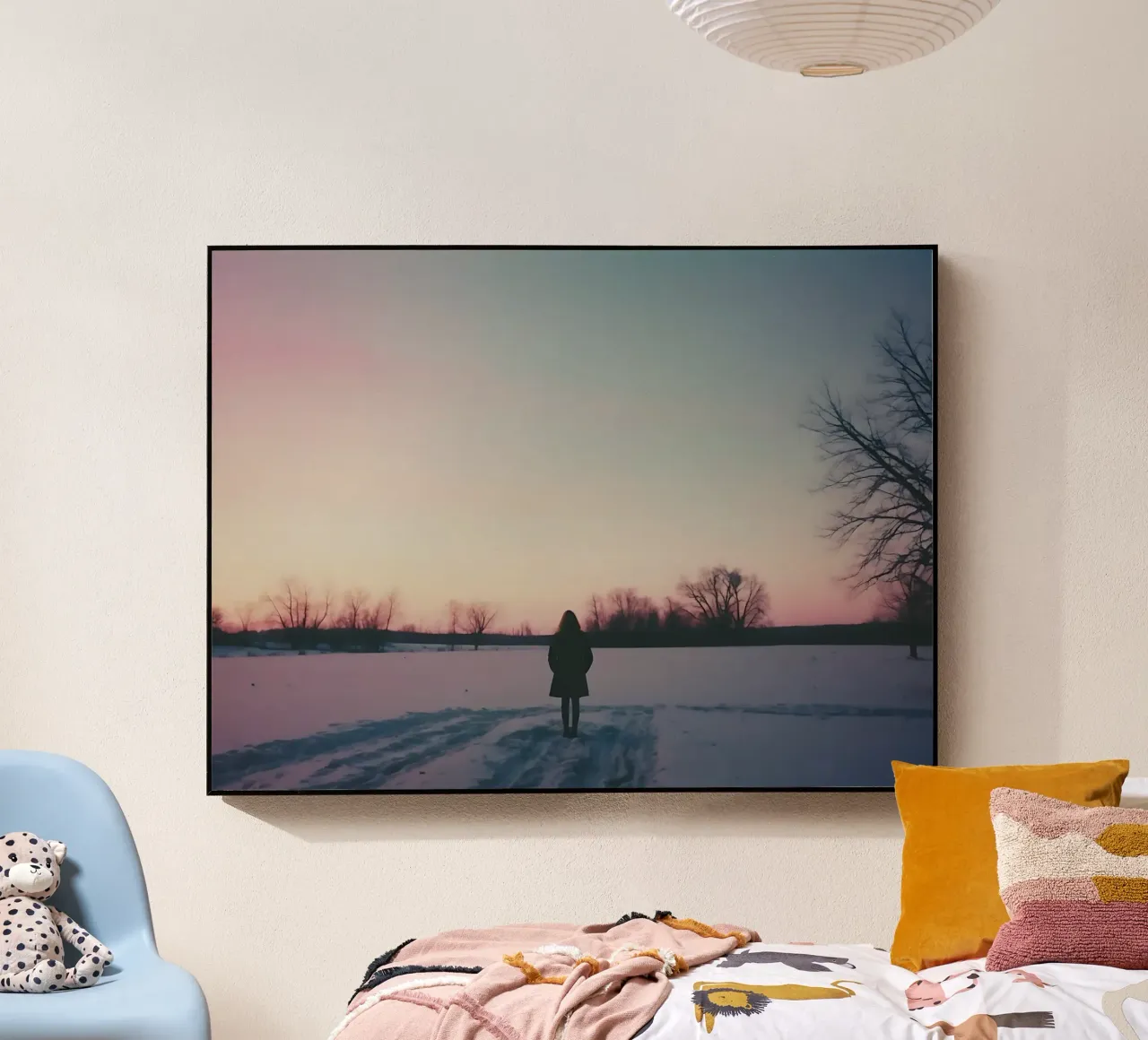 sagoma di una ragazza in piedi in un campo di neve plexiglass da serinae