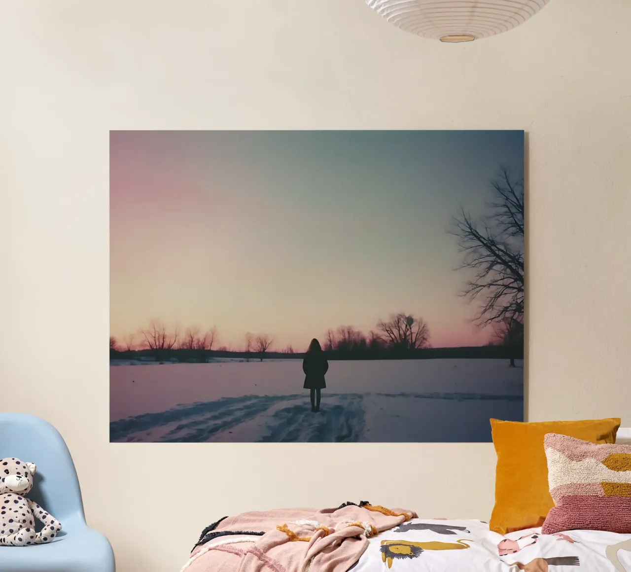 sagoma di una ragazza in piedi in un campo di neve plexiglass da serinae
