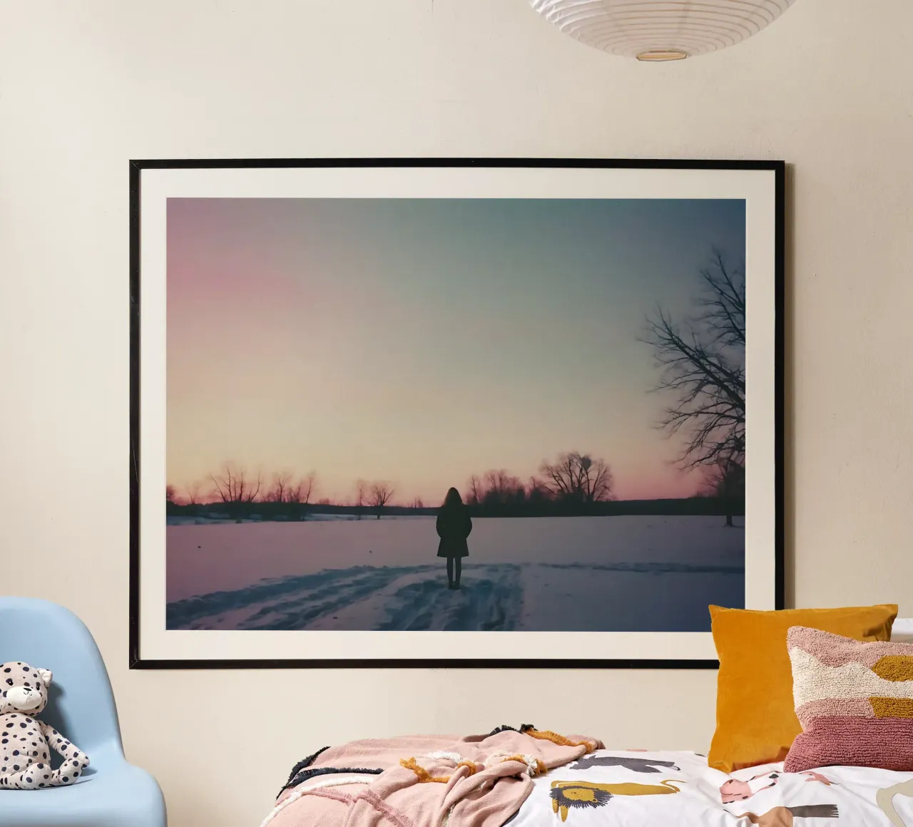 sagoma di una ragazza in piedi in un campo di neve poster da serinae