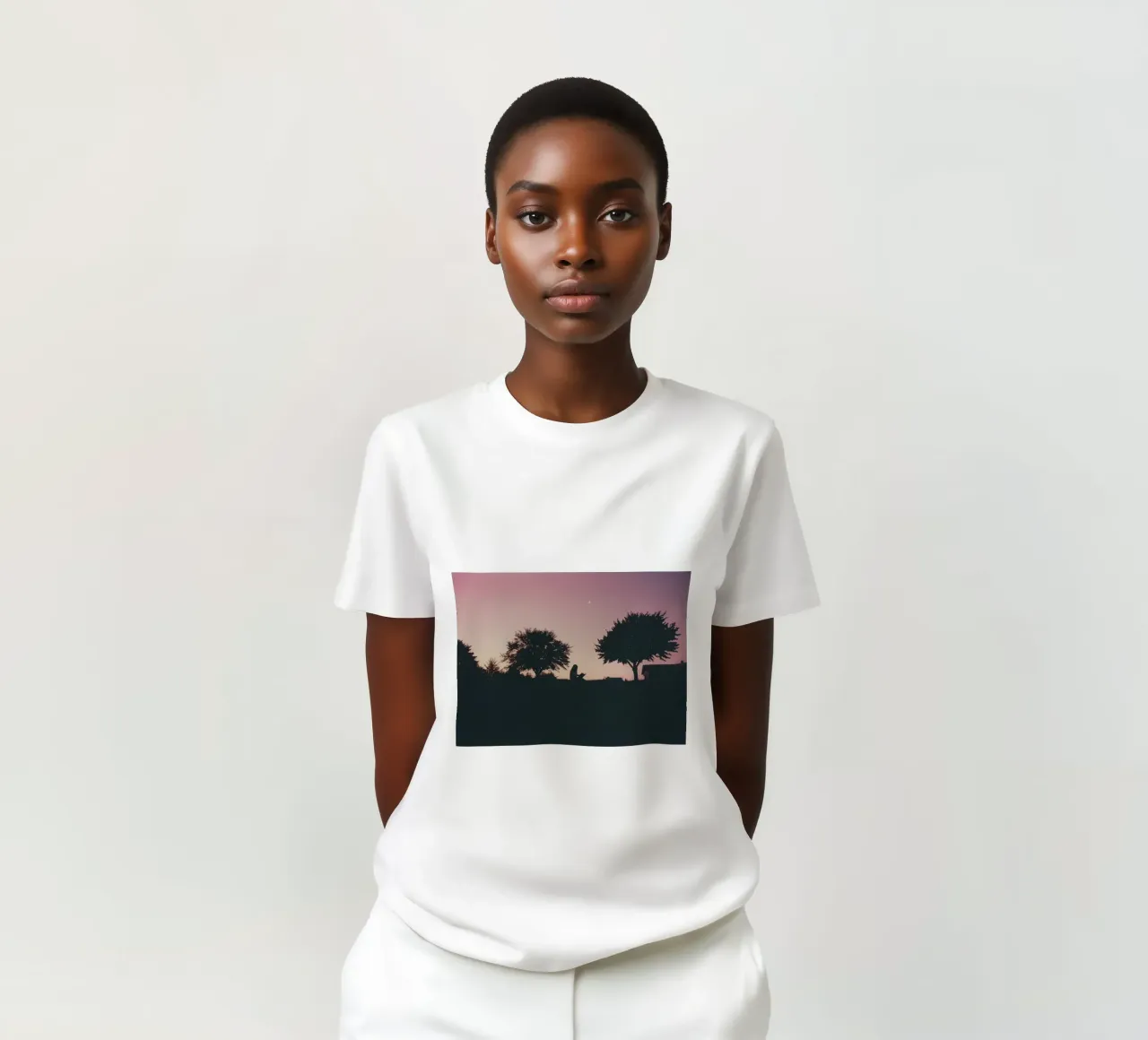 sagoma di una ragazza che legge un libro in giardino t-shirt da serinae