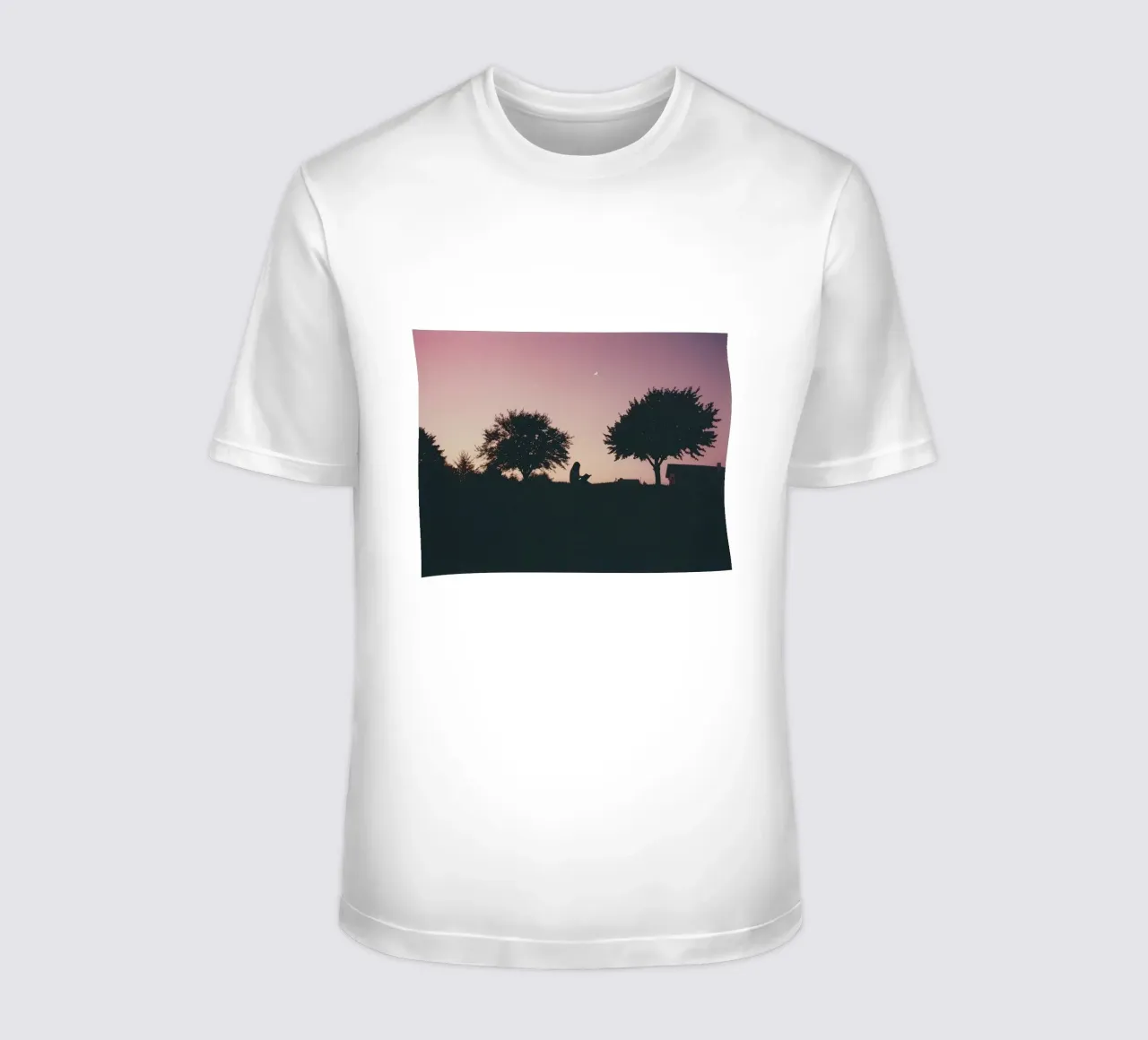 sagoma di una ragazza che legge un libro in giardino t-shirt da serinae