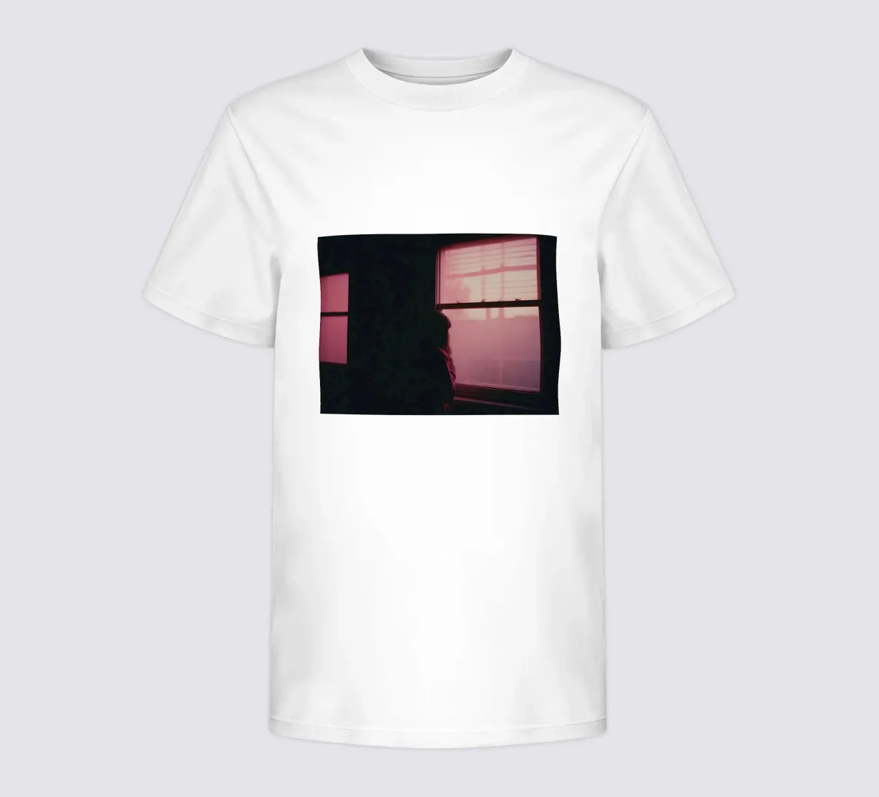 silhouette d'une fille regardant par la fenêtre dans une pièce sombre t-shirt enfant de serinae