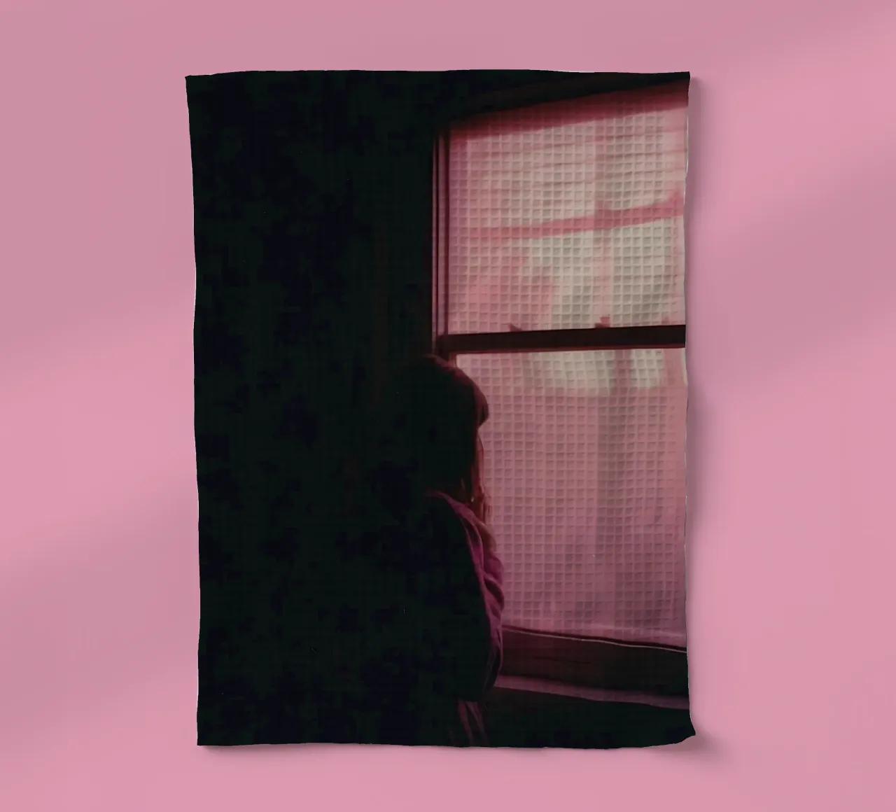 silhouette d'une fille regardant par la fenêtre dans une pièce sombre torchon de serinae