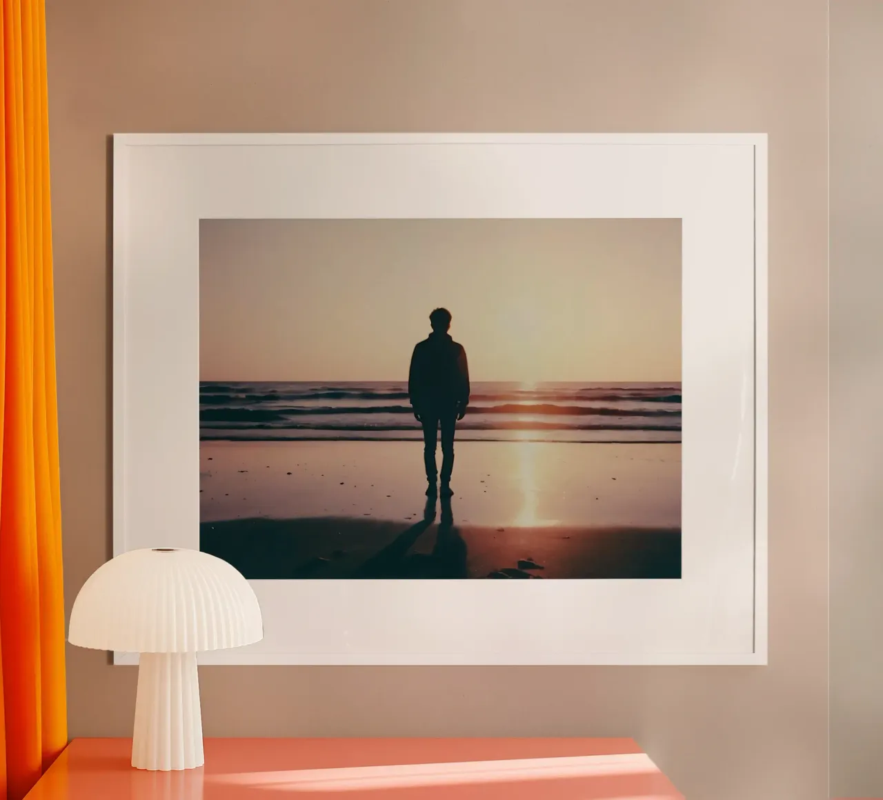 silhouette di un ragazzo che guarda l'alba sulla spiaggia poster con telaio in legno da serinae
