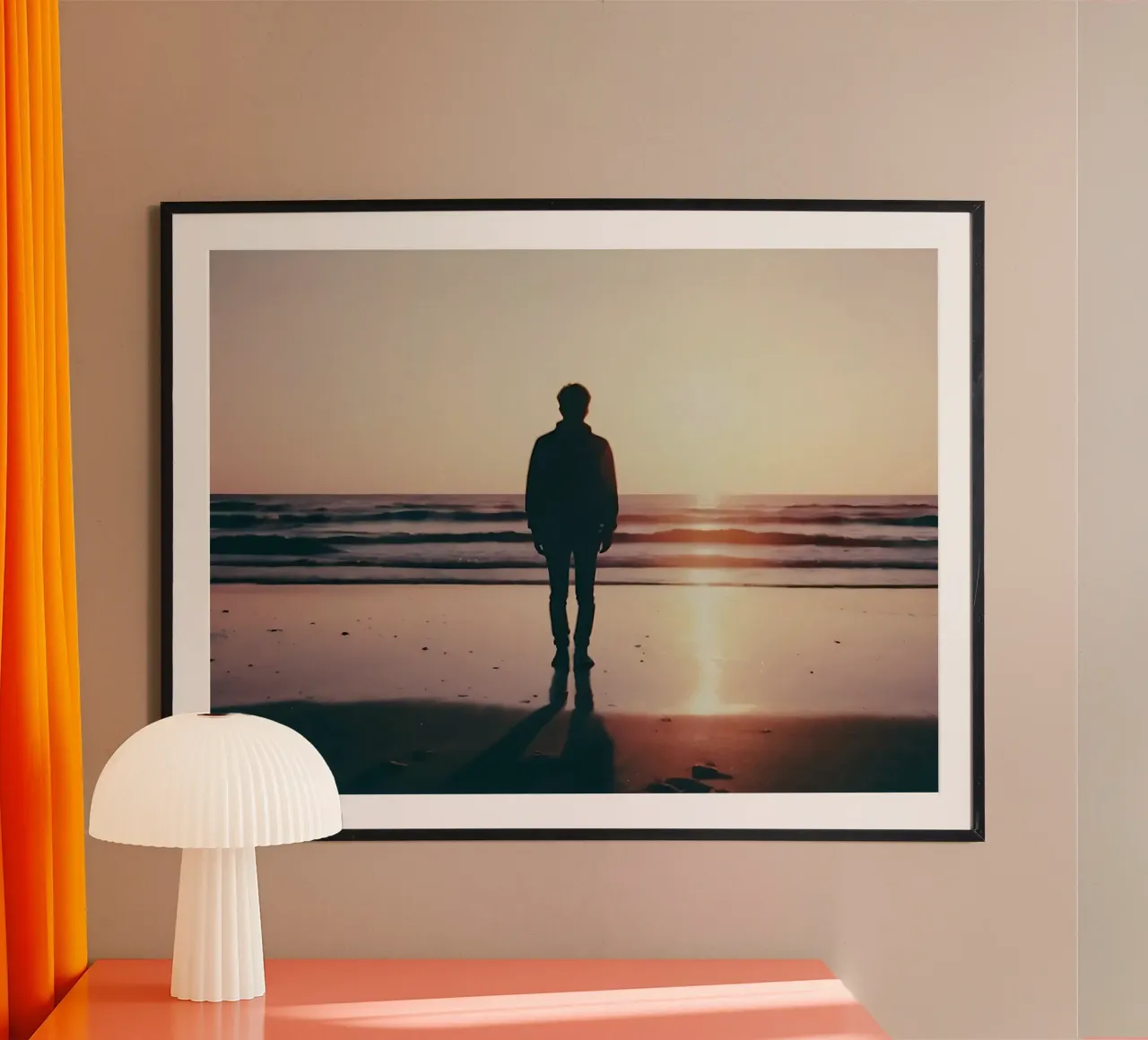 silhouette di un ragazzo che guarda l'alba sulla spiaggia poster con telaio in legno da serinae