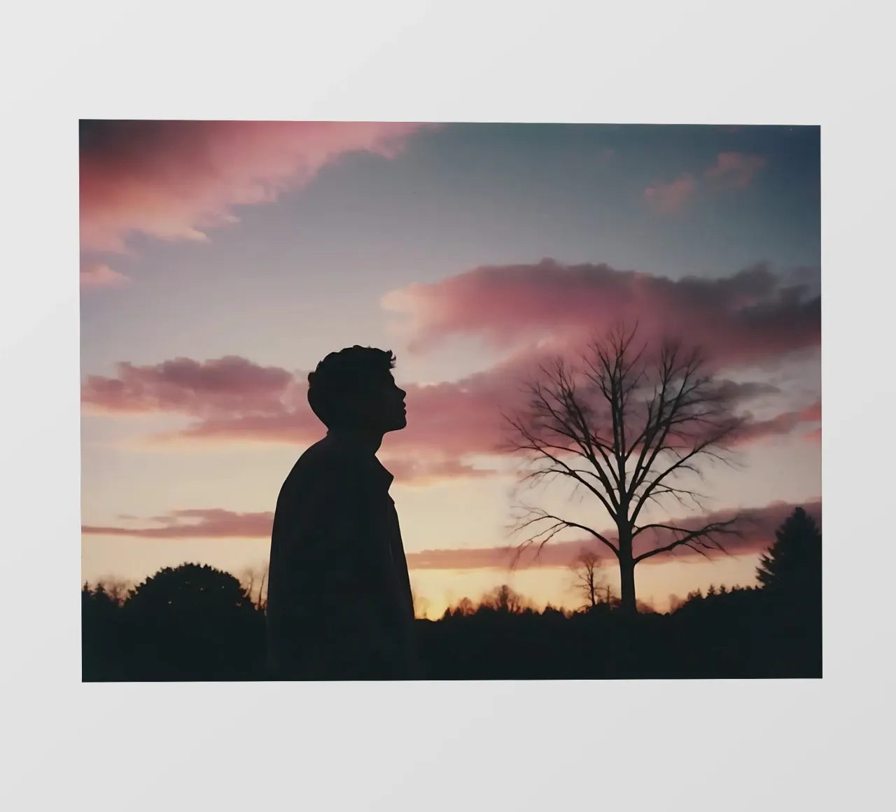 silhouette di un ragazzo che guarda il cielo d'inverno pellicola backlit da serinae
