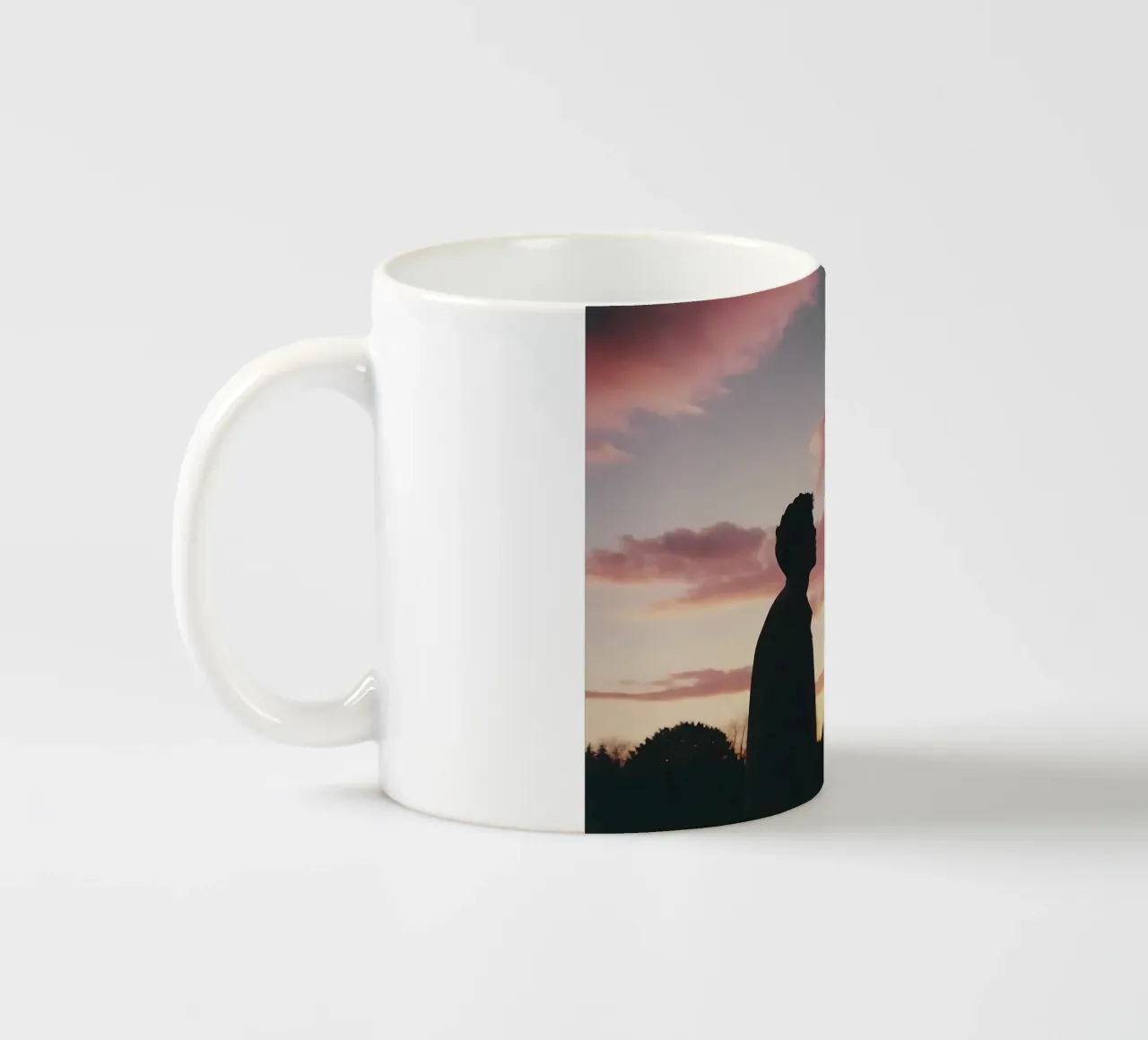 silhouette di un ragazzo che guarda il cielo d'inverno tazza in ceramica da serinae