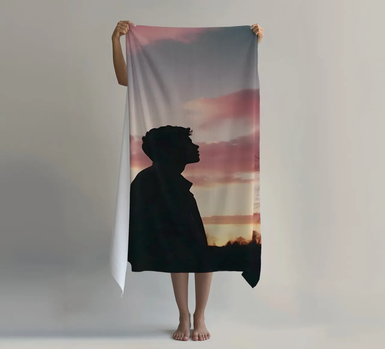 silhouet van een jongen die naar de winterhemel kijkt strandhanddoek van serinae