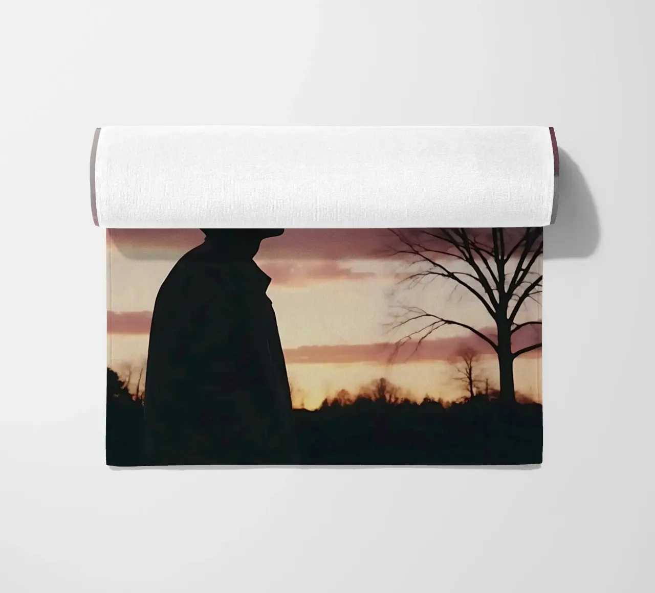 silhouet van een jongen die naar de winterhemel kijkt strandhanddoek van serinae