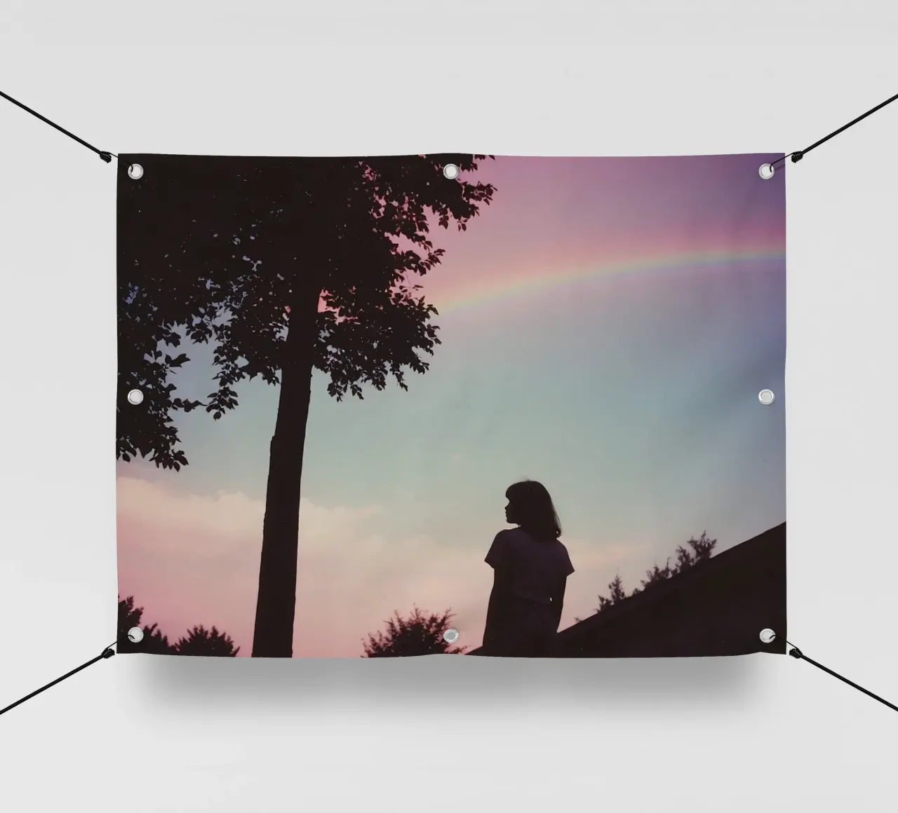 sagoma di una ragazza sotto un cielo estivo con arcobaleno telo in pvc da serinae