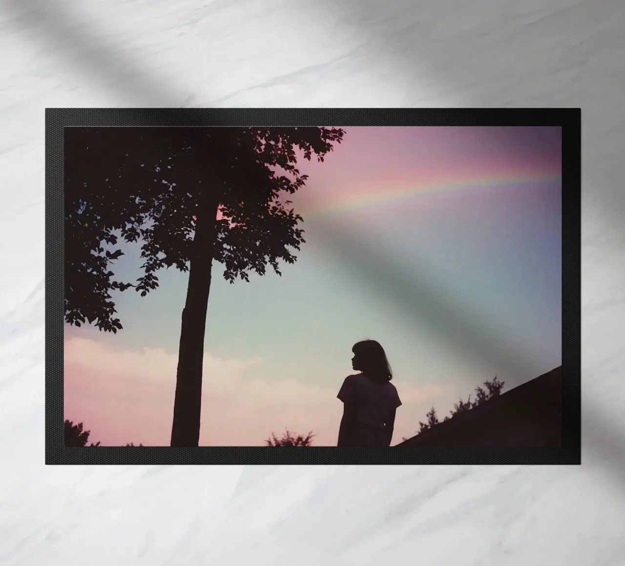 sagoma di una ragazza sotto un cielo estivo con arcobaleno zerbino da serinae