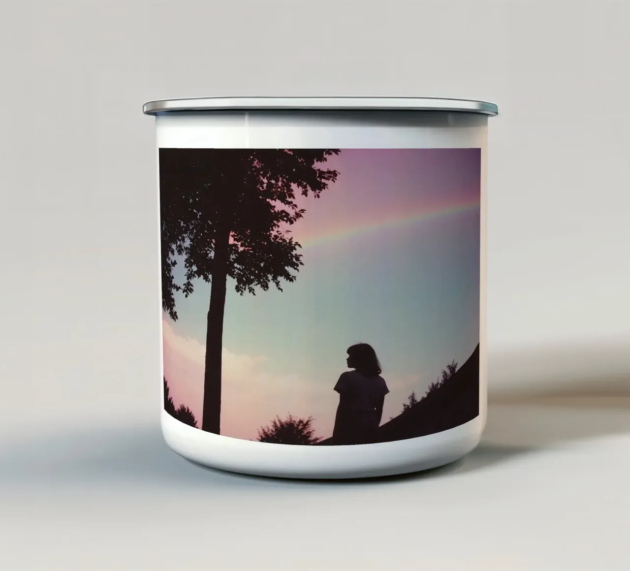 sagoma di una ragazza sotto un cielo estivo con arcobaleno tazza in smalto da serinae