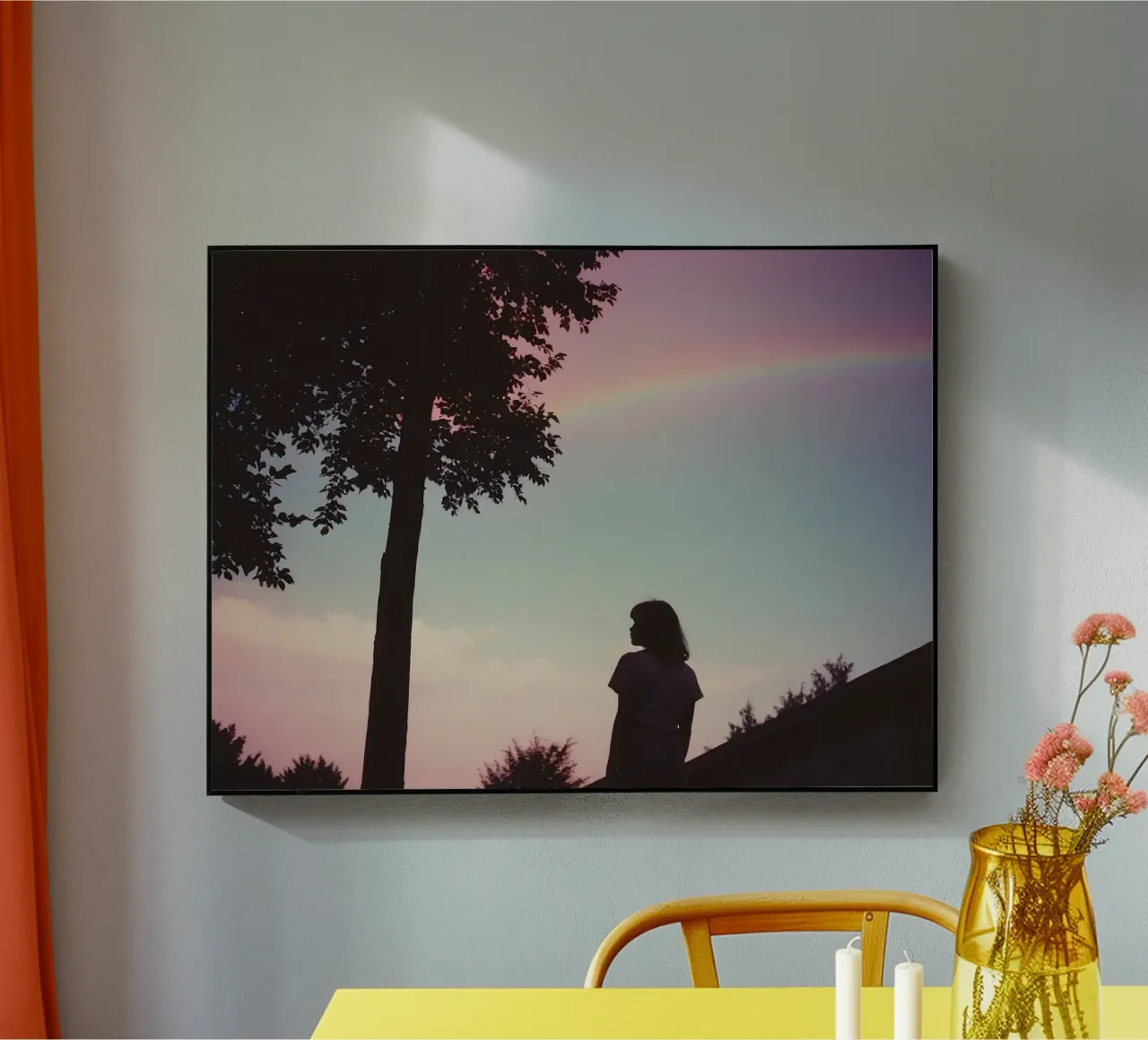 sagoma di una ragazza sotto un cielo estivo con arcobaleno plexiglass da serinae