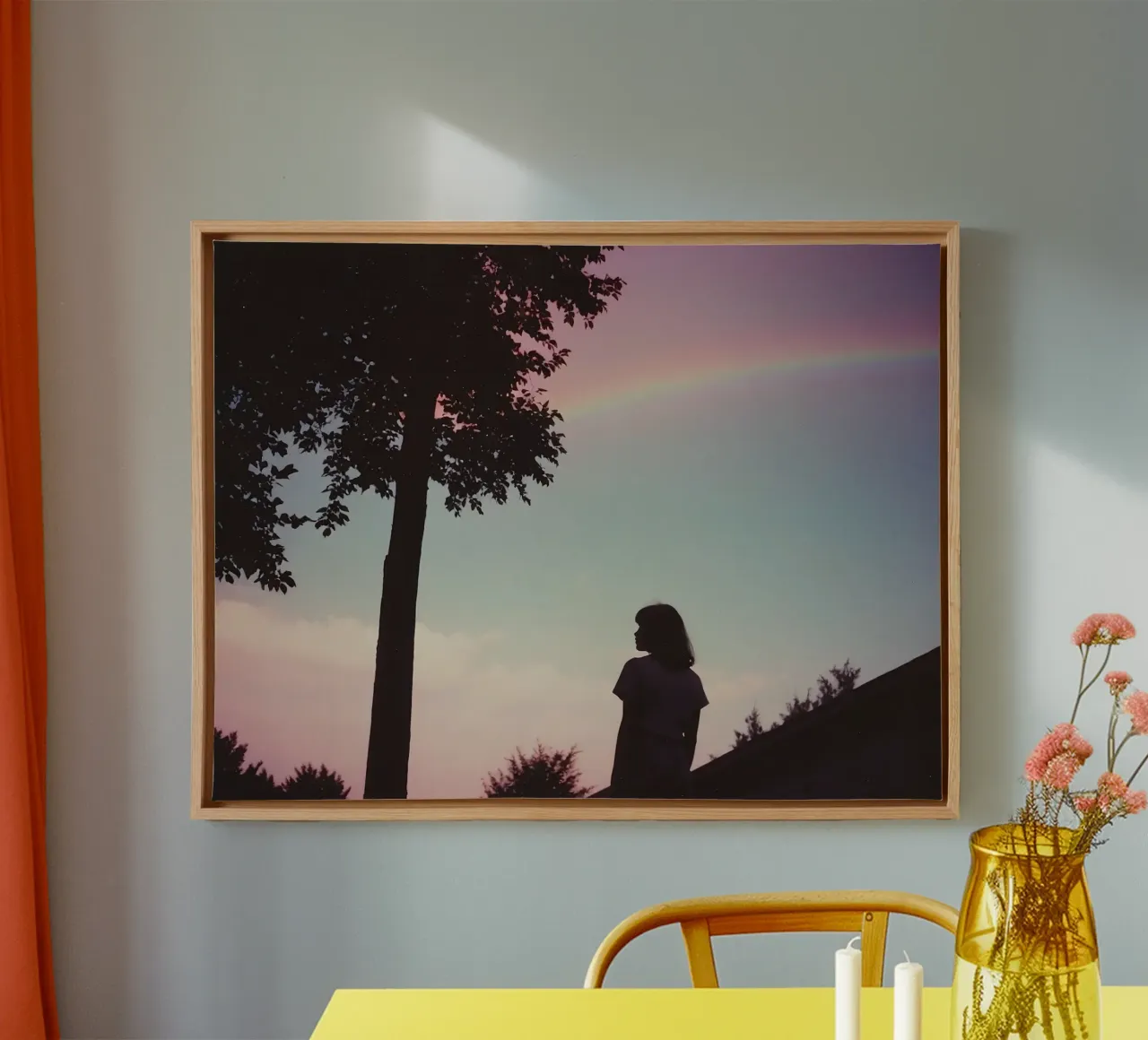 Silhouette eines Mädchens unter einem Sommerhimmel mit einem Regenbogen Leinwand von serinae