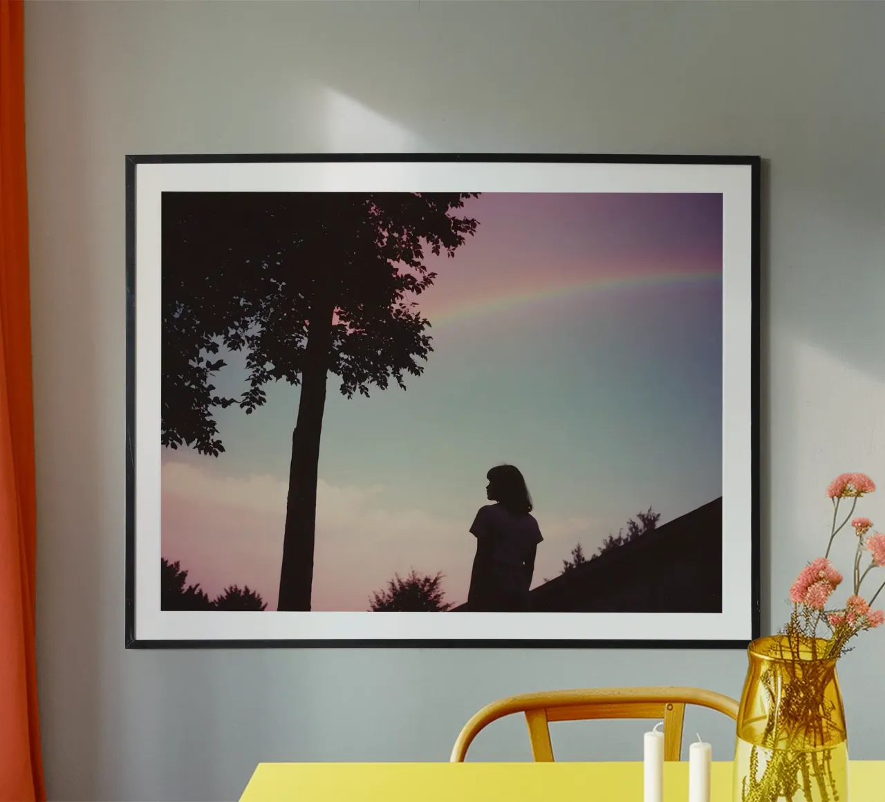 sagoma di una ragazza sotto un cielo estivo con arcobaleno carta hahnemühle da serinae