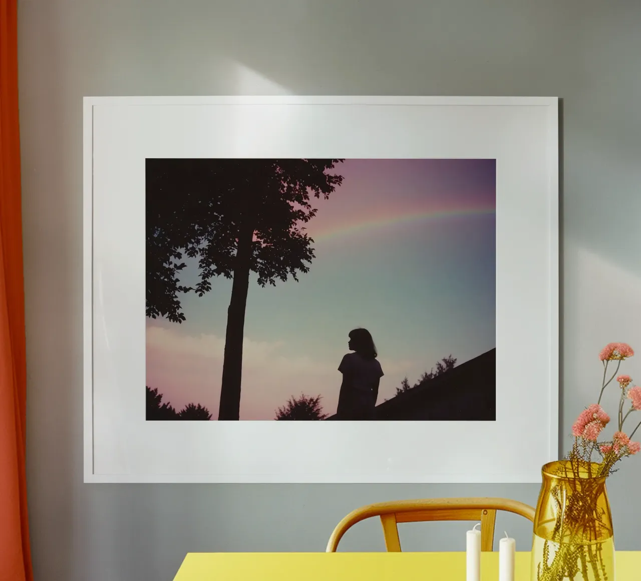 sagoma di una ragazza sotto un cielo estivo con arcobaleno carta hahnemühle da serinae