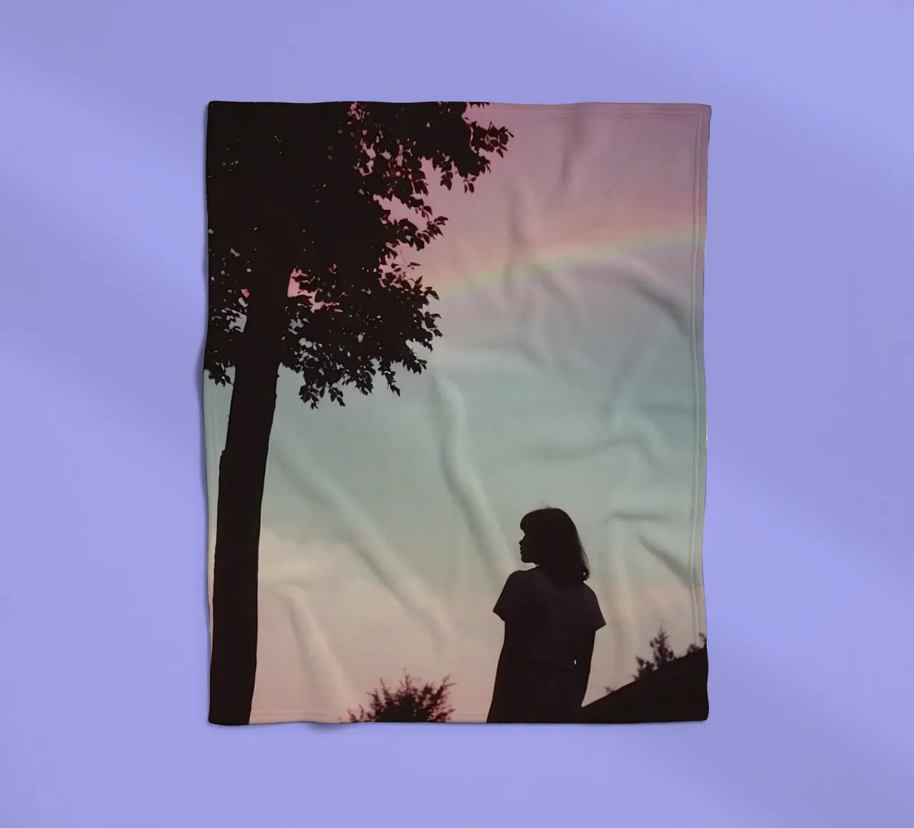 sagoma di una ragazza sotto un cielo estivo con arcobaleno coperta in pile da serinae