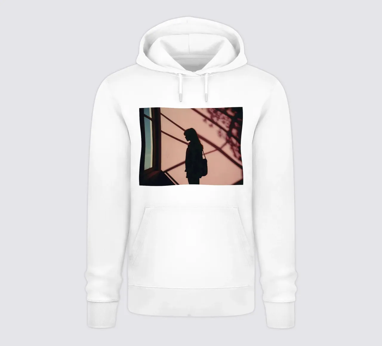 Silhouette eines Mädchens, das in einem Gebäude steht Hoodie von serinae