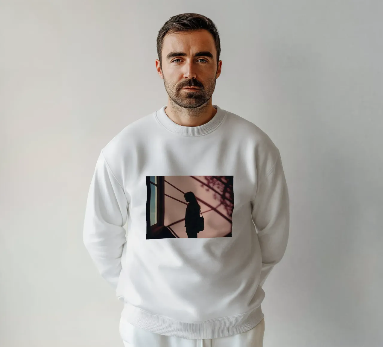 sagoma di una ragazza in piedi all'interno di un edificio felpa da serinae