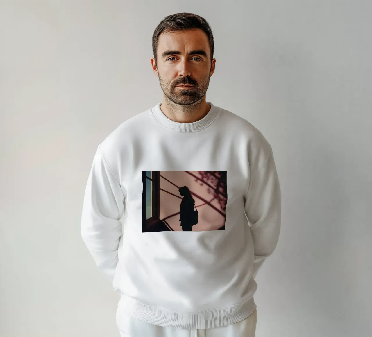Silhouette eines Mädchens, das in einem Gebäude steht Sweatshirt von serinae