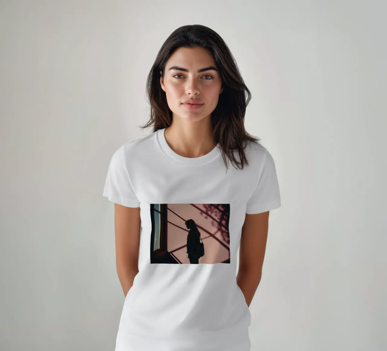 sagoma di una ragazza in piedi all'interno di un edificio t-shirt da serinae