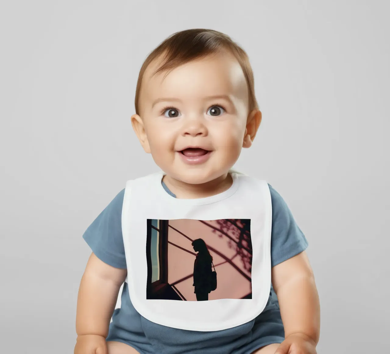 sagoma di una ragazza in piedi all'interno di un edificio bavaglino da serinae