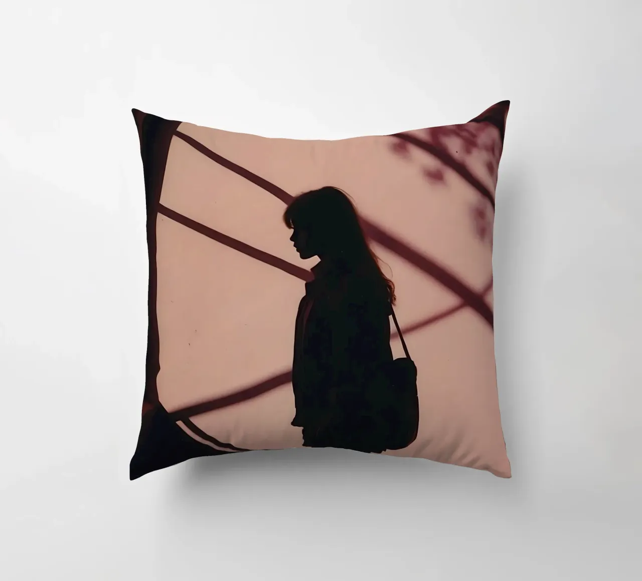 sagoma di una ragazza in piedi all'interno di un edificio cuscino da serinae