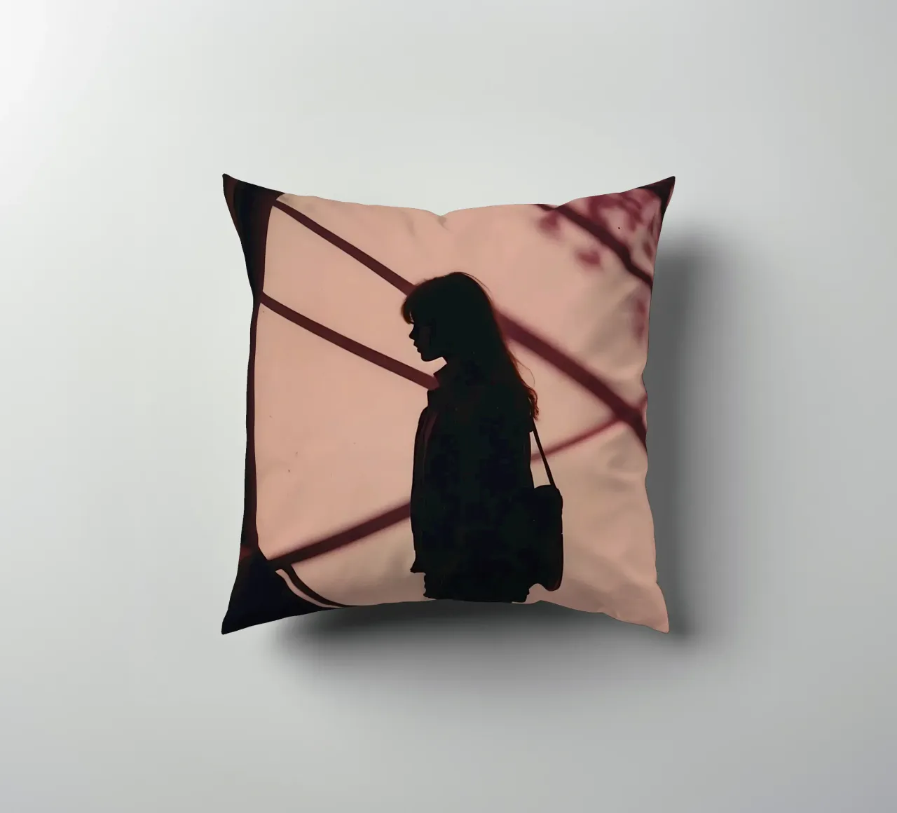 sagoma di una ragazza in piedi all'interno di un edificio cuscino da serinae