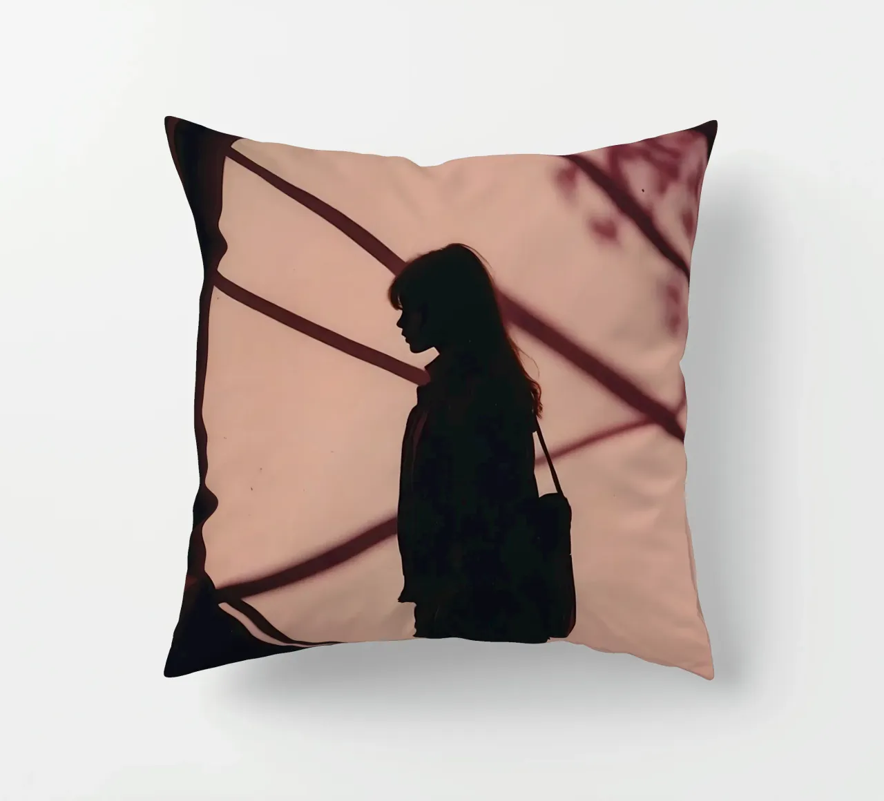 sagoma di una ragazza in piedi all'interno di un edificio cuscino da serinae