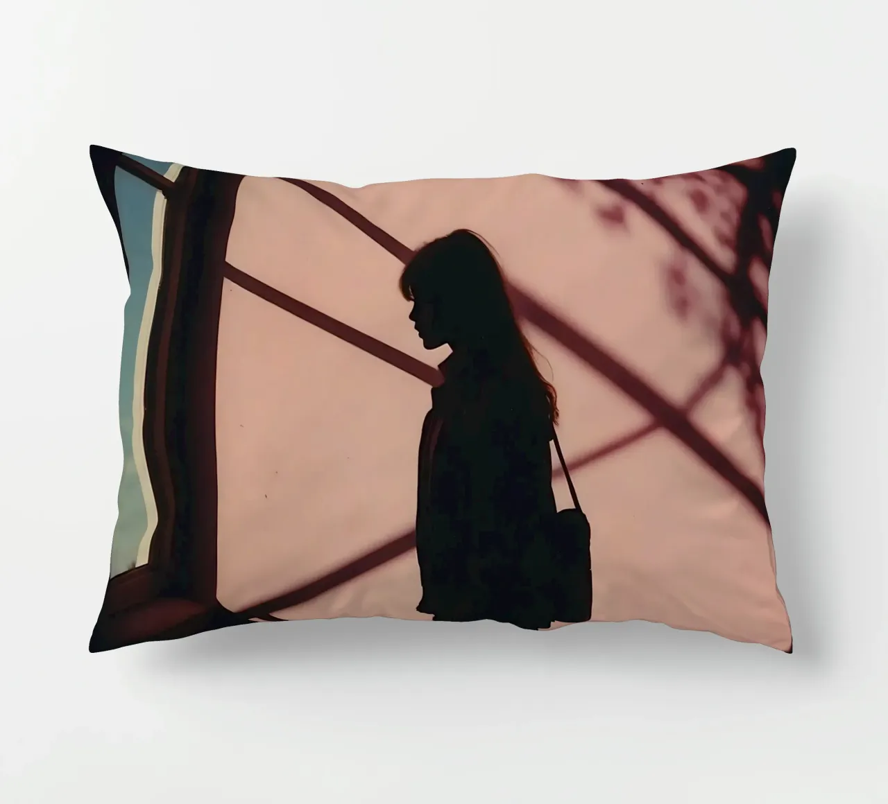 sagoma di una ragazza in piedi all'interno di un edificio cuscino da serinae