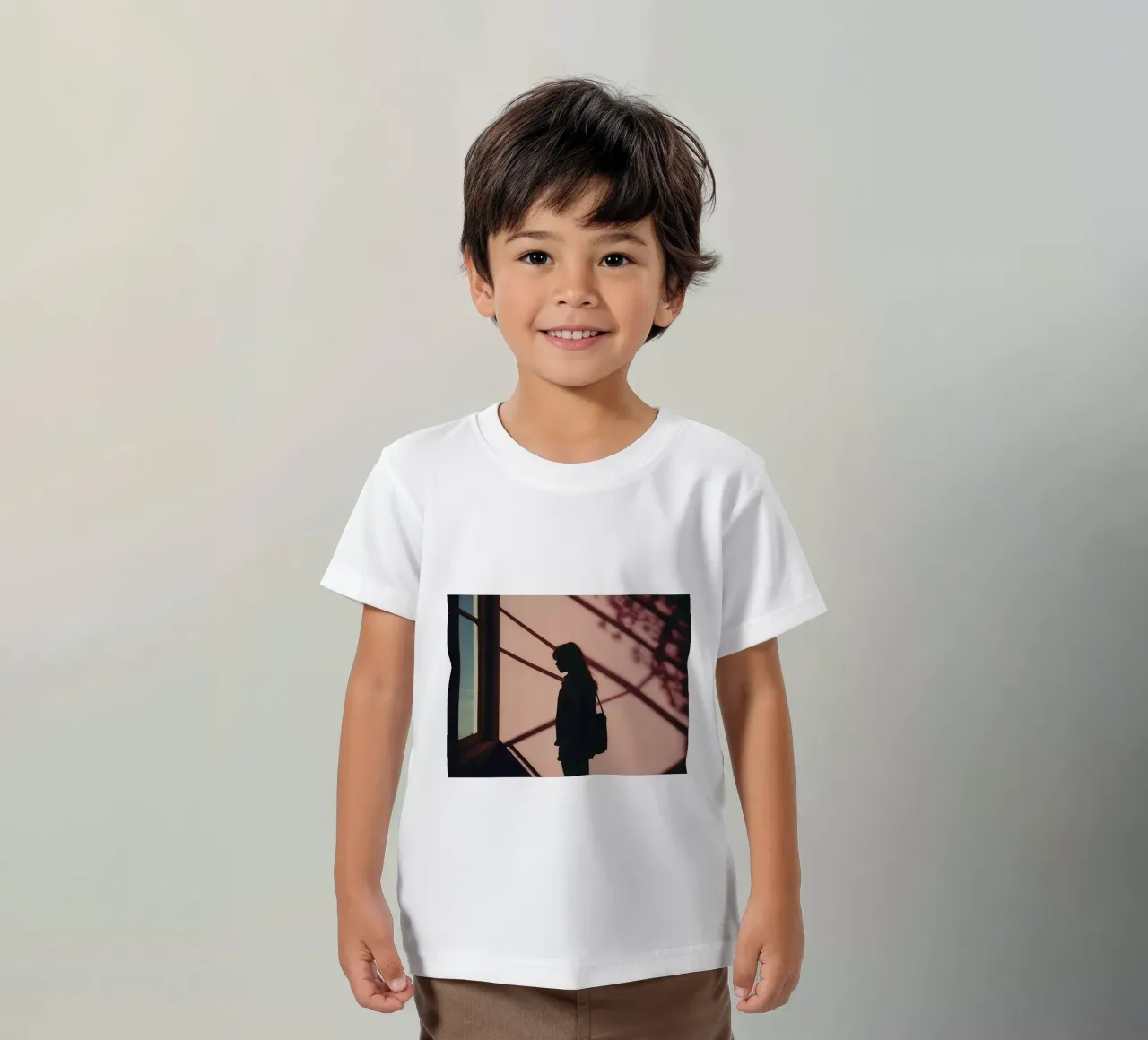 sagoma di una ragazza in piedi all'interno di un edificio t-shirt bambini da serinae