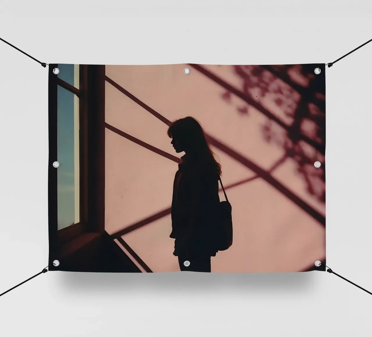 sagoma di una ragazza in piedi all'interno di un edificio telo in pvc da serinae