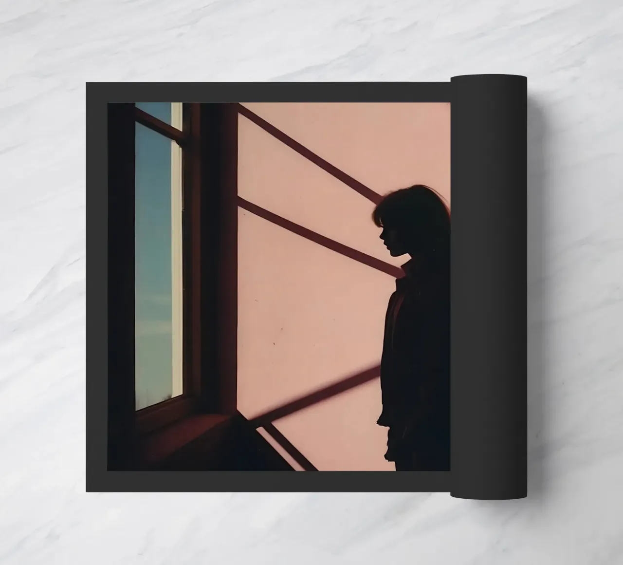 sagoma di una ragazza in piedi all'interno di un edificio zerbino da serinae