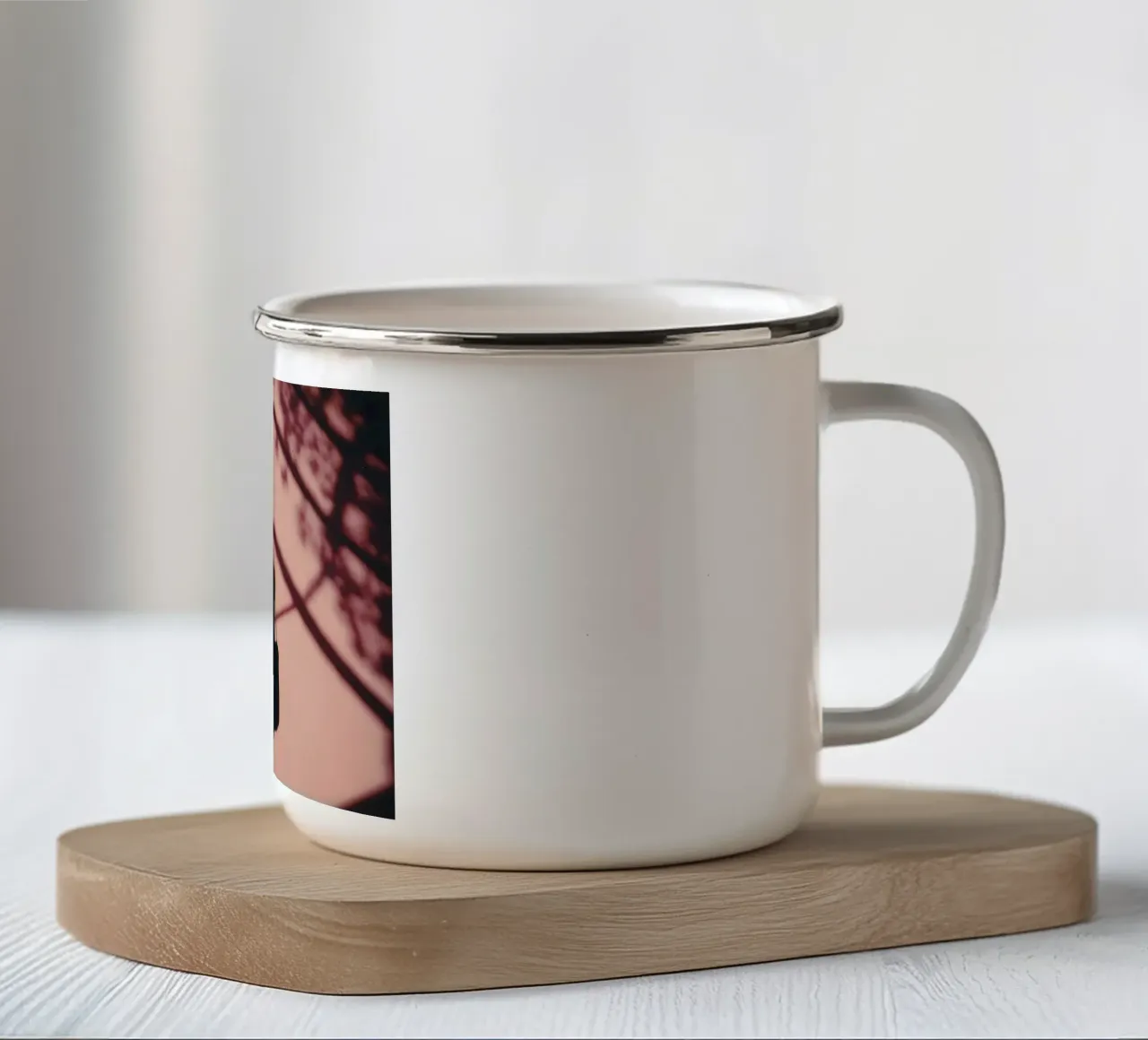 Silhouette eines Mädchens, das in einem Gebäude steht Emaille Tasse von serinae