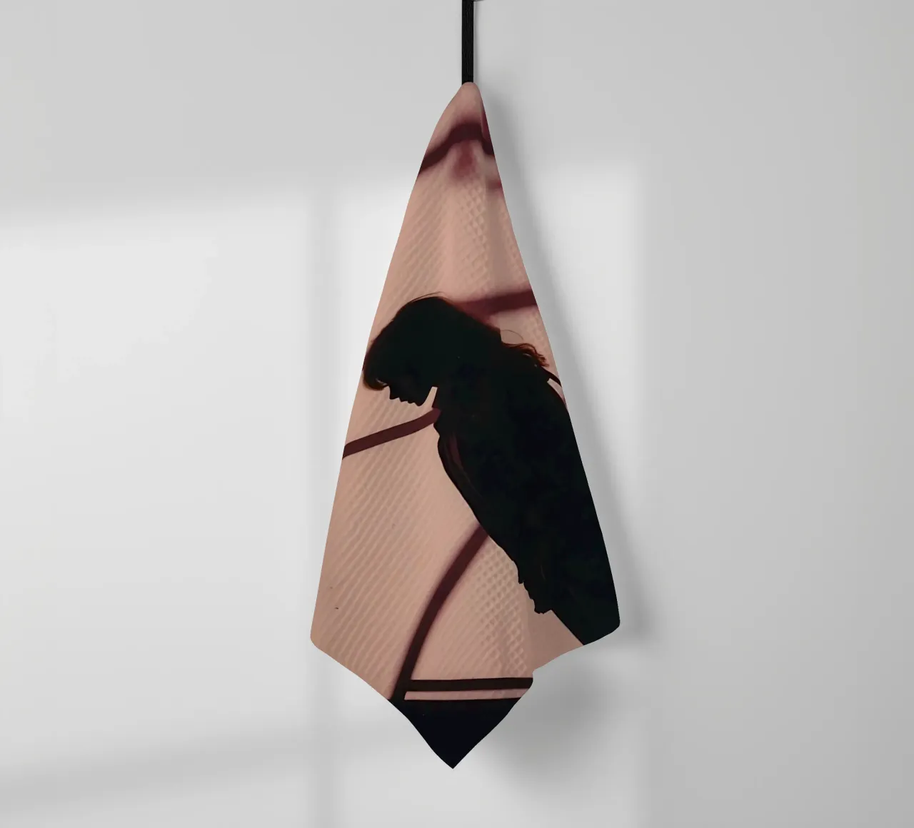 sagoma di una ragazza in piedi all'interno di un edificio canovaccio da cucina da serinae