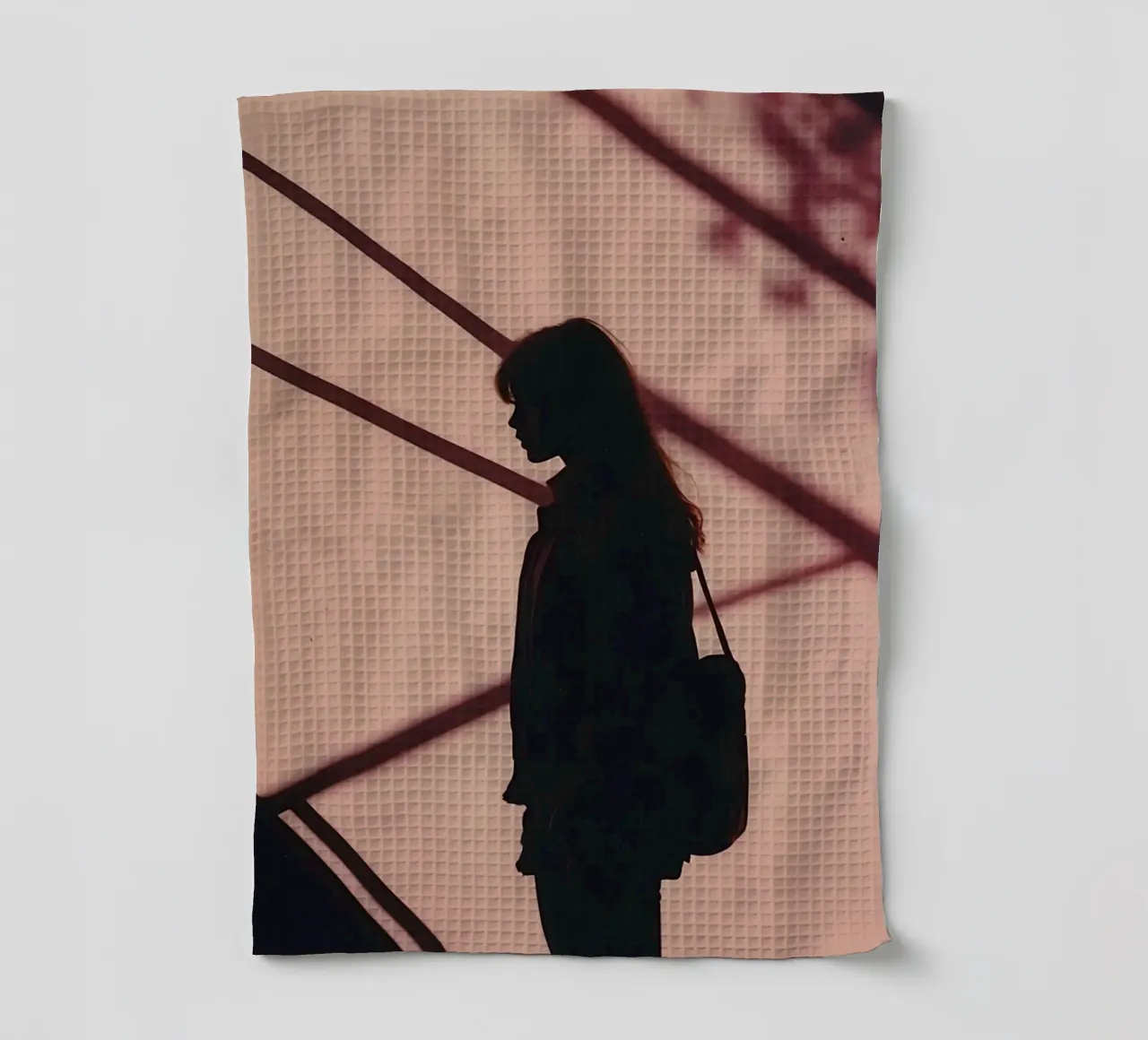 sagoma di una ragazza in piedi all'interno di un edificio canovaccio da cucina da serinae