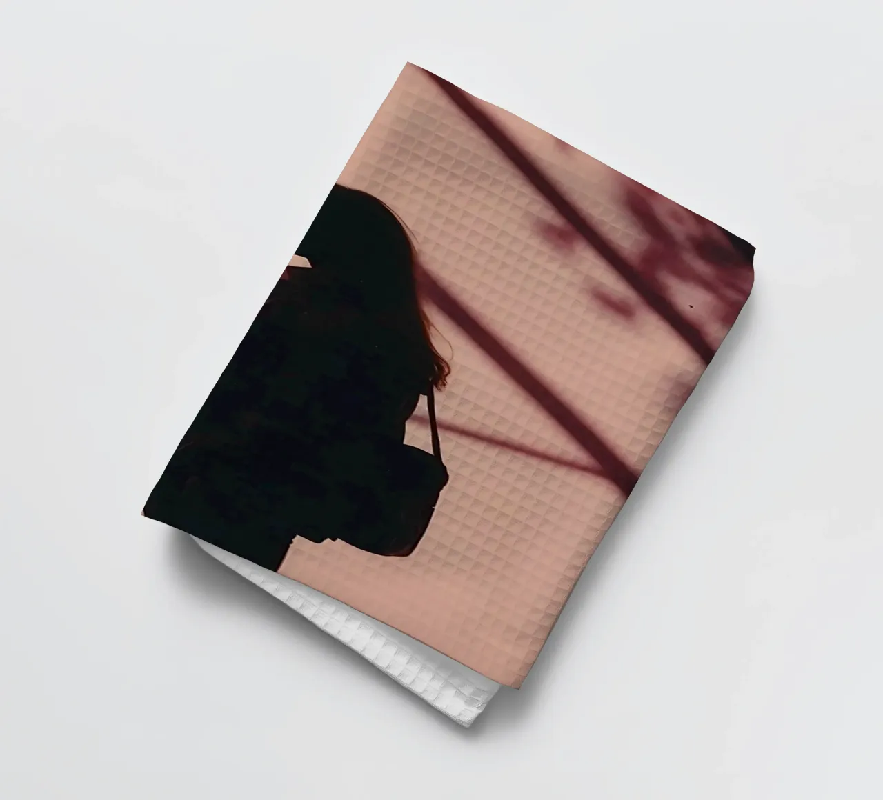 sagoma di una ragazza in piedi all'interno di un edificio canovaccio da cucina da serinae