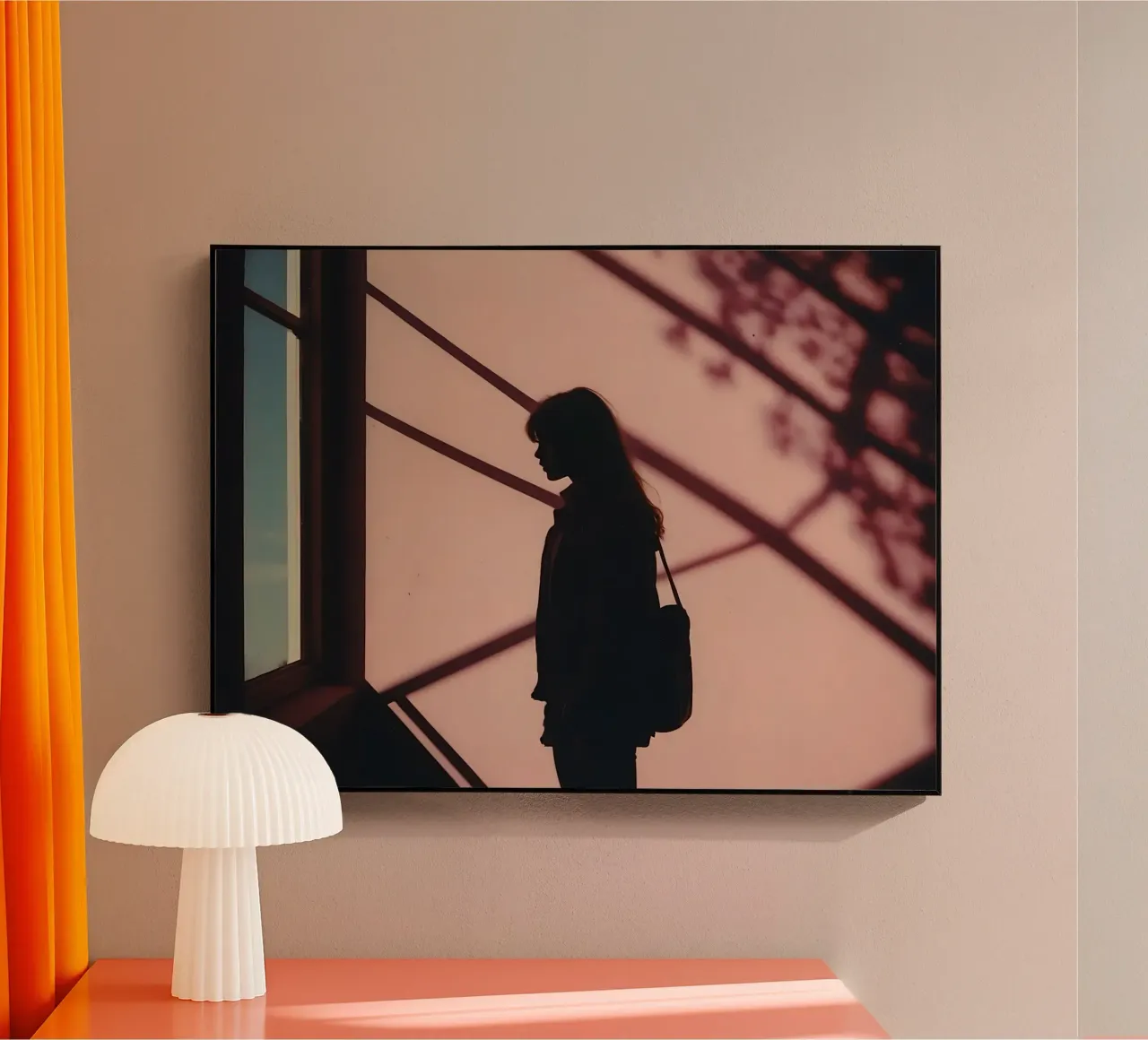 sagoma di una ragazza in piedi all'interno di un edificio plexiglass da serinae