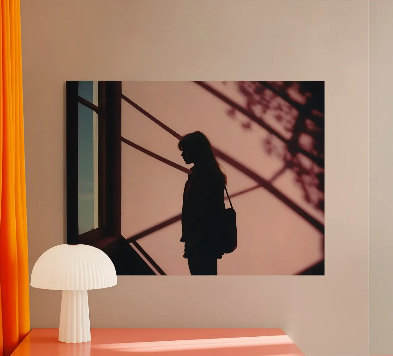 sagoma di una ragazza in piedi all'interno di un edificio plexiglass da serinae