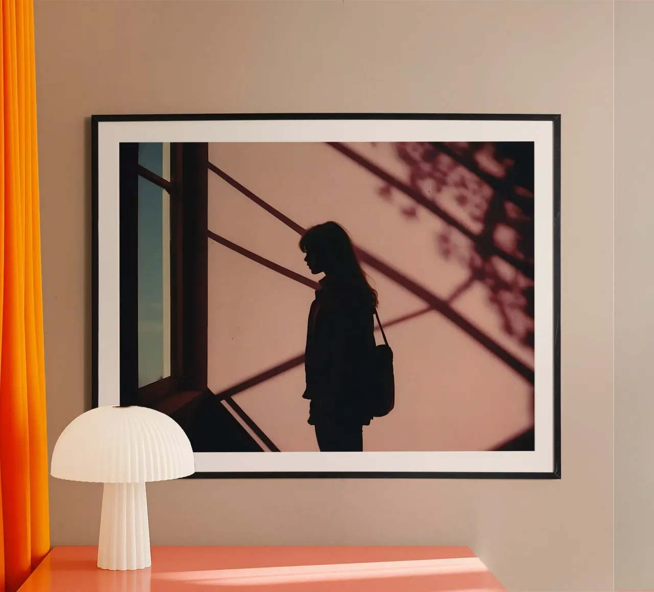 sagoma di una ragazza in piedi all'interno di un edificio carta hahnemühle da serinae