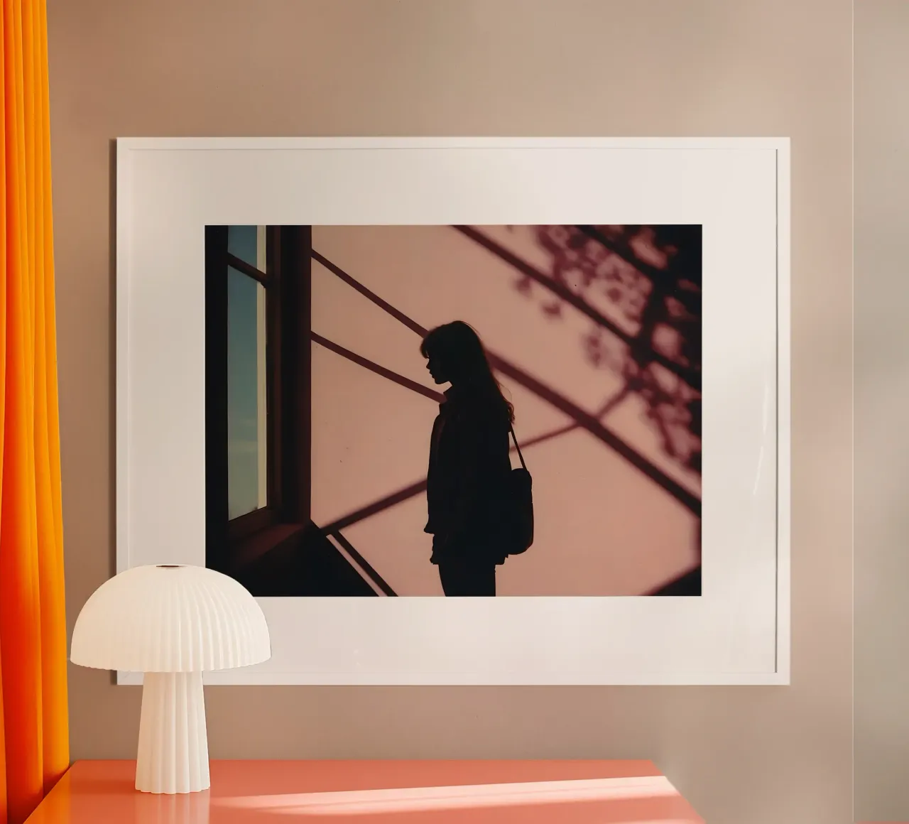 sagoma di una ragazza in piedi all'interno di un edificio carta hahnemühle da serinae