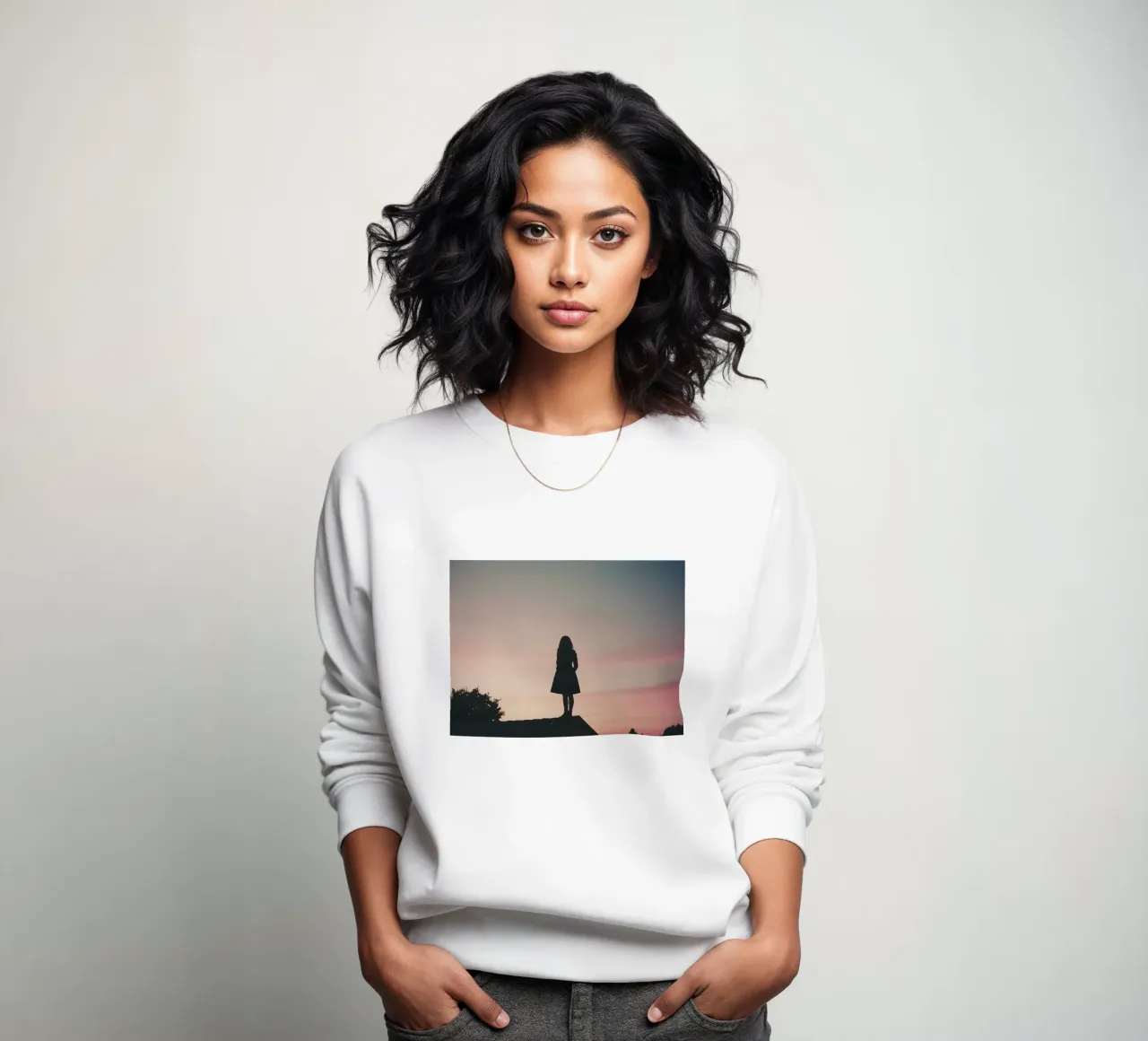 sagoma di una ragazza in piedi sul tetto di una casa felpa da serinae