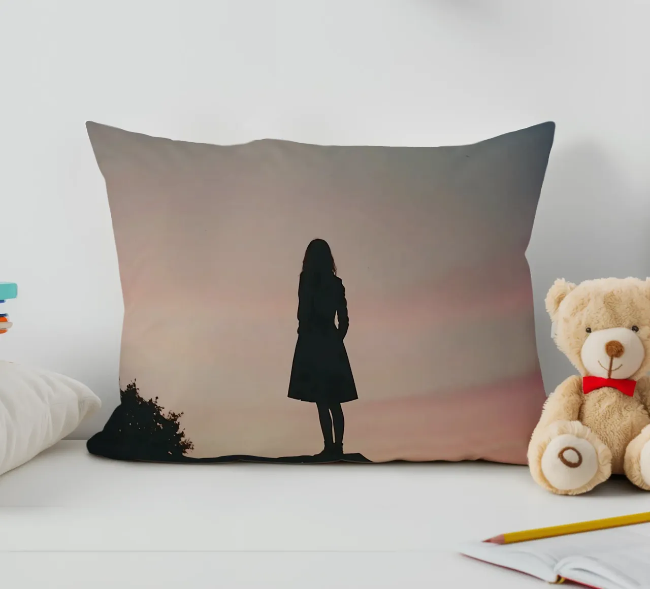 sagoma di una ragazza in piedi sul tetto di una casa cuscino da serinae