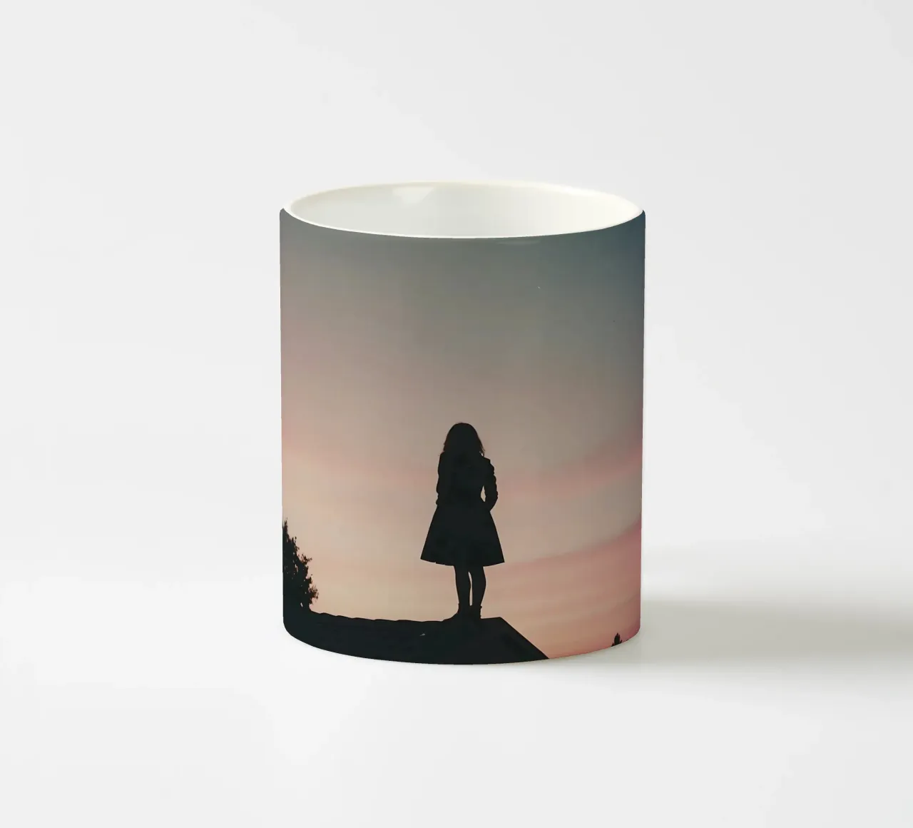 sagoma di una ragazza in piedi sul tetto di una casa tazza in ceramica da serinae