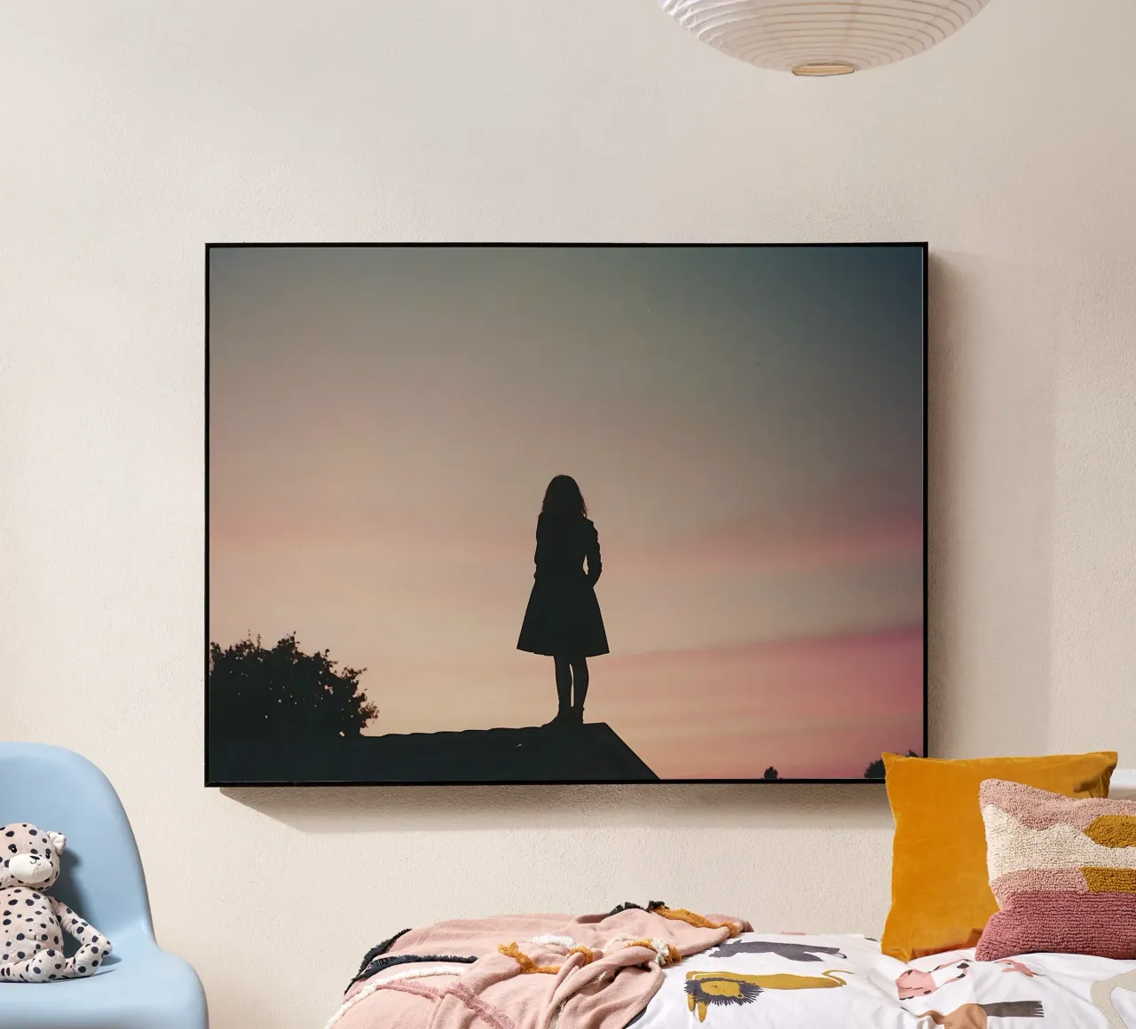 sagoma di una ragazza in piedi sul tetto di una casa plexiglass da serinae