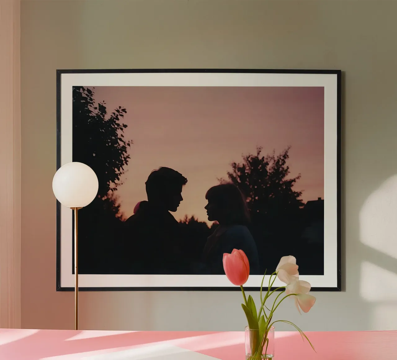 silhouette d'un couple se regardant l'un l'autre poster de serinae